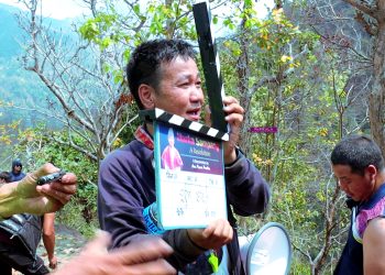 मेयर हर्क साम्पाङले गरे आफ्नै बारेमा बन्ने वृतचित्रको क्ल्याप हानेर शुभमुहूर्त (भिडियो सहित)