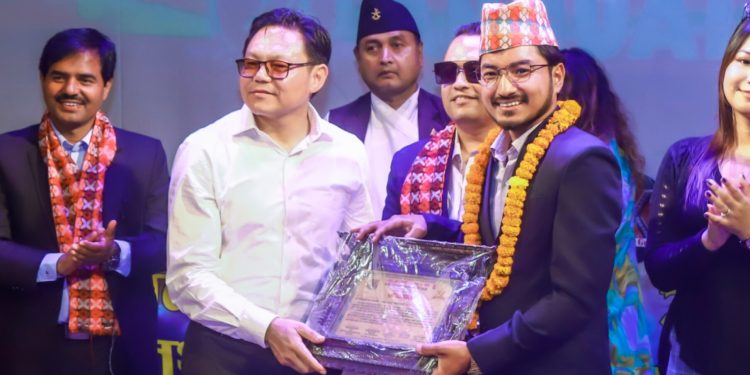मन्त्री सुदन किराँतीद्वारा इटहरीका रंग पत्रकार सुवास संकल्प सम्मानित