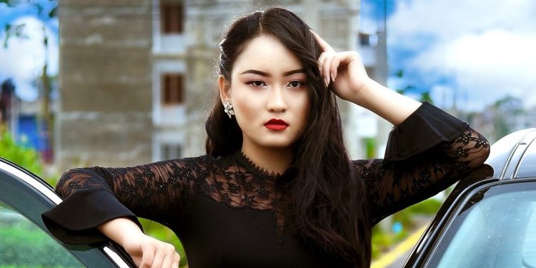 गिनिज बुकमा समेत नाम लेखाएकी मोडल तथा अभिनेत्री छिरिङ शेर्पा फिल्म ‘कार्साङ’मा अनुबन्धित