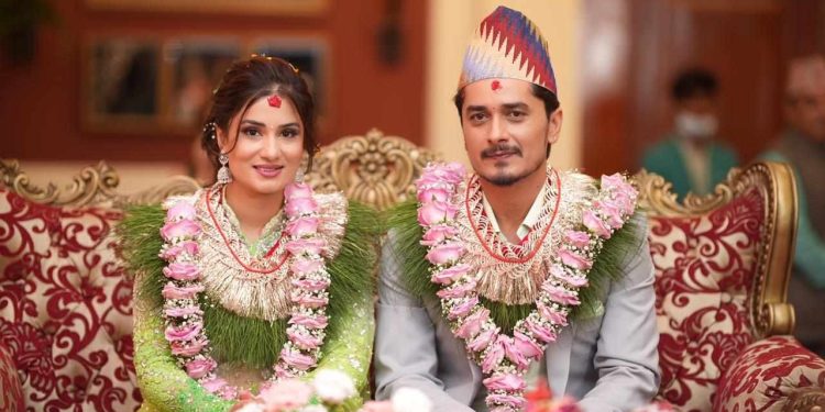 अभिनेता गौरभ पहारीले गरे प्रेमिका श्रेणी खतिवडासँग इन्गेजमेन्ट