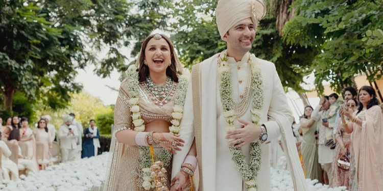 सांसद राघव चड्ढासंग बलिउड अभिनेत्री परिणिती चोपडाले गरिन् विवाह