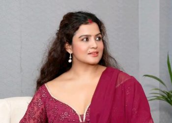 अभिनेत्री रेखा थापाले आफ्नो पहिलो सन्तानलाई जन्म दिँदै