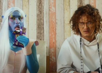 एलियन अवतारमा आश्मा विश्वकर्मा, सरोज अधिकारीसंग रोमान्टिक