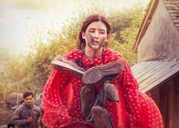 ‘सतीदेवी’ फर्स्टलुक: मलिकालाई कालोमोसो दलेर जुत्ताको माला, किन लखेट्दैछन् गाउँले ?