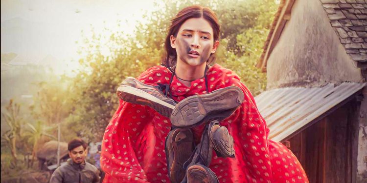 ‘सतीदेवी’ फर्स्टलुक: मलिकालाई कालोमोसो दलेर जुत्ताको माला, किन लखेट्दैछन् गाउँले ?