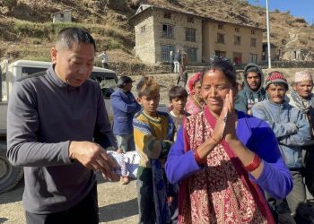 चलचित्र निर्माता सुमन राई भूकम्पपीडितको सेवामा