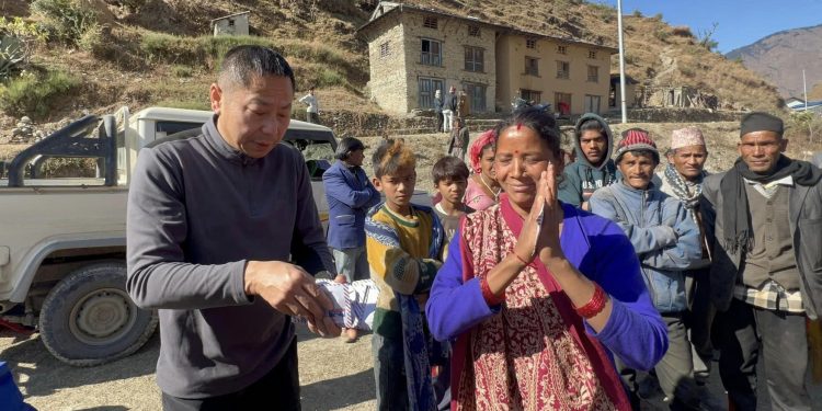 चलचित्र निर्माता सुमन राई भूकम्पपीडितको सेवामा