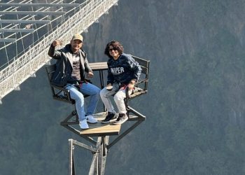 गायक प्रमोद खरेल स्काई क्याफेको स्काई चेयरमा रमाउँदै