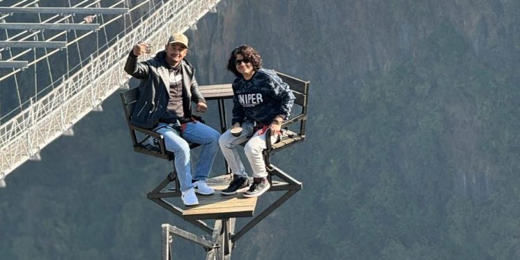 गायक प्रमोद खरेल स्काई क्याफेको स्काई चेयरमा रमाउँदै