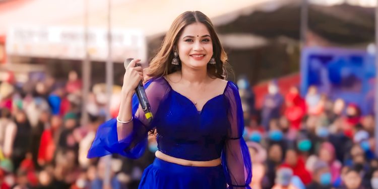 एलिनामाथी स्टेजमै स्वयंसेवकबाट दुर्ववहार, जबर्जस्ती एकबाट अर्को कार्यक्रममा जान आदेश