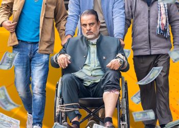 हातखुट्टा बाँधेर व्हिलचेयरमा अभिनेता हरिबंश आचार्य