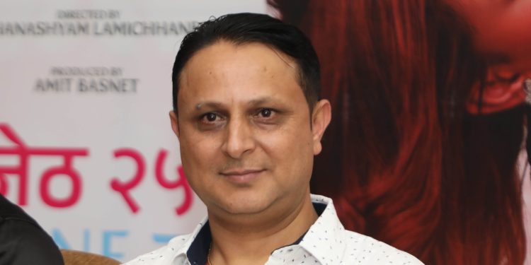 ‘फिल्म लण्डन टु पेरिस हाम्रै नेपाली परिवेशकै कथा हो’-निर्देशक घनश्याम लामिछाने