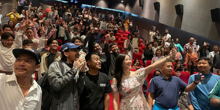 ‘घरज्वाईं’को सुखद् सुरुवात: असारे झरिको बाबजुद दया र मिरुना हेर्न हलमा दर्शकको चाप