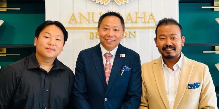 निर्माता राईको बेलायतमा ‘अनुग्रह ज्वेलरी’को तेश्रो सोरुम, उद्घाटनमा पुगे निर्देशक चाम्स