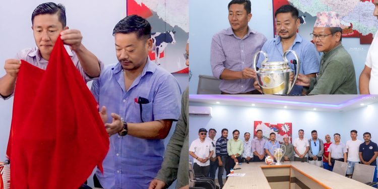 निर्माता ज्योतिराज राईको हातबाट सुनचाँदि जडित करिव ८ लाख पर्ने ट्रफी हस्तान्तरण