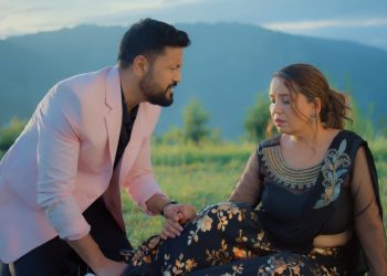 छाता ओढाइदेउन भन्दै गायिका रस्ना पौडेलसंग रमेश उप्रेतीको रोमान्स