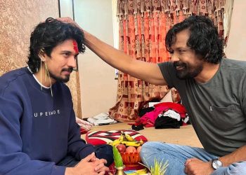 विजया दशमीको शुभ साइतमा बुवा बिराजबाट टिका र आशिर्वाद थाप्दै समीर भट्ट