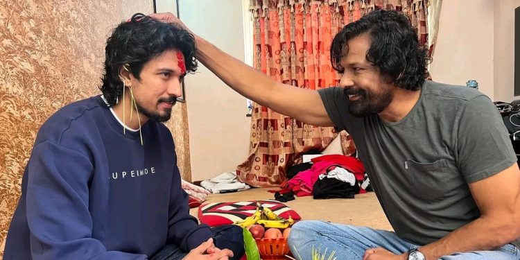 विजया दशमीको शुभ साइतमा बुवा बिराजबाट टिका र आशिर्वाद थाप्दै समीर भट्ट