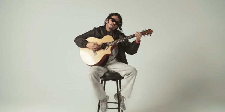 गायक रोहित थापा मगरले सार्वजनीक गरे ‘कुरिरहेछु’, भिडियोमा आफै देखिए