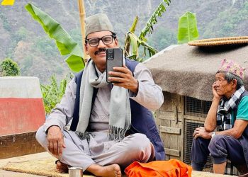 फिल्म ‘माइतीघर’को सेटबाट माग्ने बुढाको ‘मुखिया’ लुक्स बाहिरियो