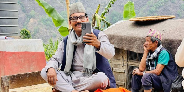 फिल्म ‘माइतीघर’को सेटबाट माग्ने बुढाको ‘मुखिया’ लुक्स बाहिरियो