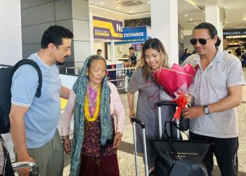 नेपाल आइपुगे ‘यो मन त मेरो नेपाली हो’का नायिका आयुषा समाल र निर्देशक मित्र प्रधान