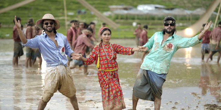 भाइरल ‘गुराँस नानी’को साथमा दुर्गेश र सिसन, नयाँ गीतको भिडियो हिलाम्मे खेतमा छायांकन