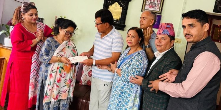 मुटुको समस्यासँग जुधिरहेकी शकुन्तला शर्मालाई चलचित्रकर्मी कोष बाट सहयोग