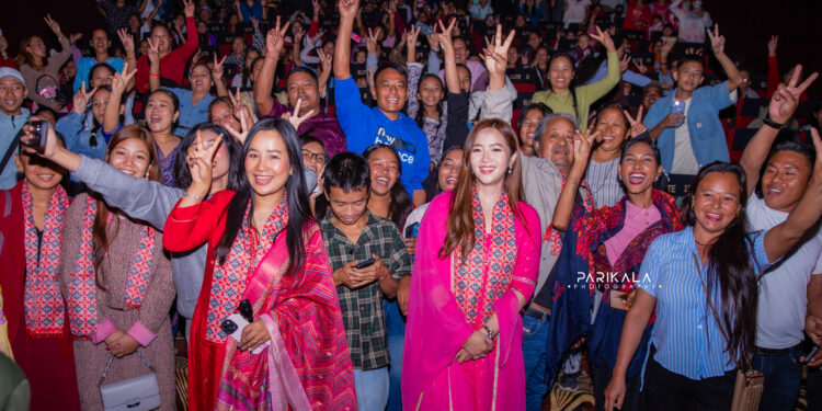 कोशी प्रदेशका जारी २ दर्शकलाई प्रत्यक्ष भेटेर निर्देशकसहित मिरुना र सृजनाले दिए धन्यवाद