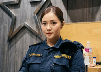 सुटिङ प्याक-अपको नजिक ‘डबल ट्रिपल’: प्रहरी अवतारमा देखिईन् मिरुना मगर