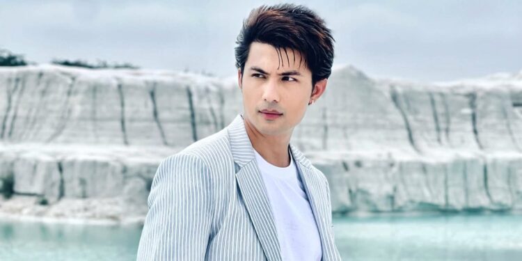 ‘सँगै मिलेर इतिहास रचौं’ भन्दै अनमोल केसीले फ्यानलाई समर्पित गरे आगामी ४ ठूला फिल्म