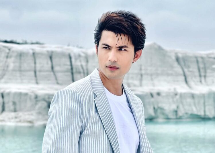 ‘सँगै मिलेर इतिहास रचौं’ भन्दै अनमोल केसीले फ्यानलाई समर्पित गरे आगामी ४ ठूला फिल्म