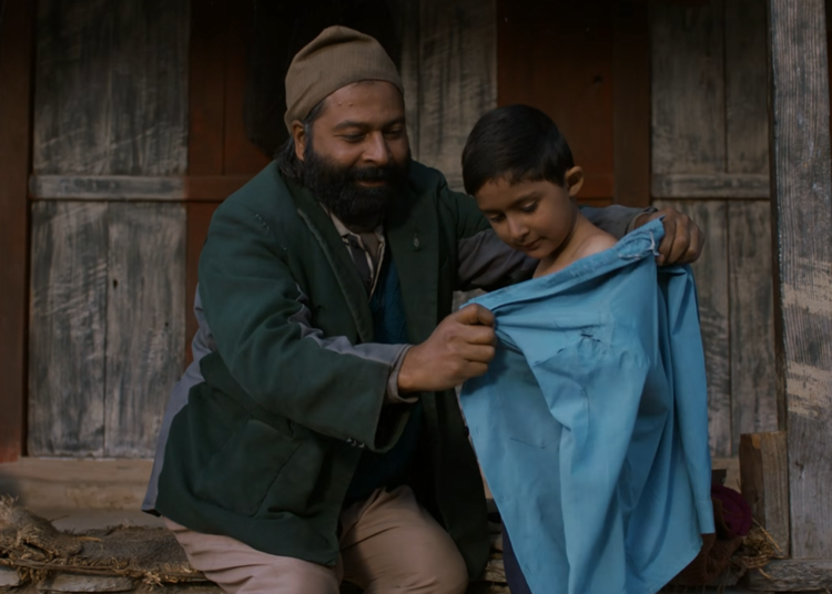 कलिला काँधमा ‘फर्स्ट’ हुने भारी: शिक्षा प्रणालीको चिरफार गर्दै ‘रोल नं १’ को गीत सार्वजनिक